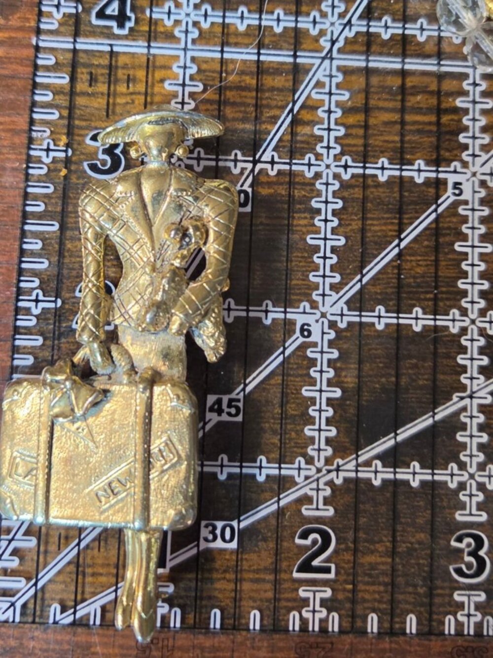 Vintage Jet-Set Traveler Figural Brooch Gold Tone Tall Lady w/Suitcase Art Deco - Picture 5 of 5